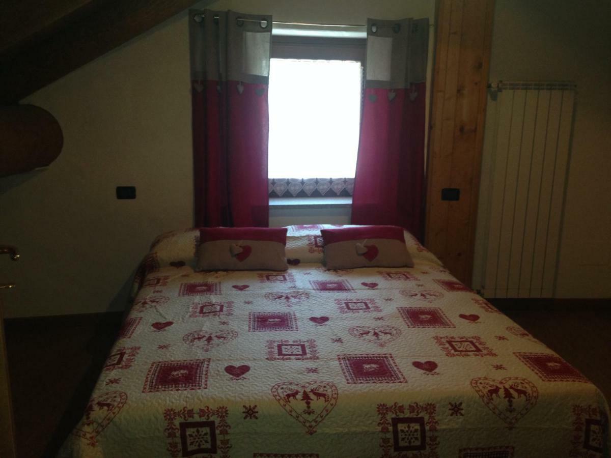 Maison Des Challant Challand Saint Victor Habitación foto